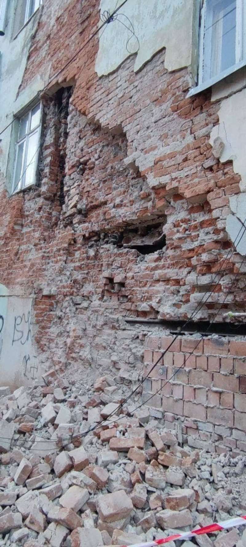 Мешканці будинку на Руській, який розвалюється, погоджуються переселитись у рівноцінні квартири у старій частині міста