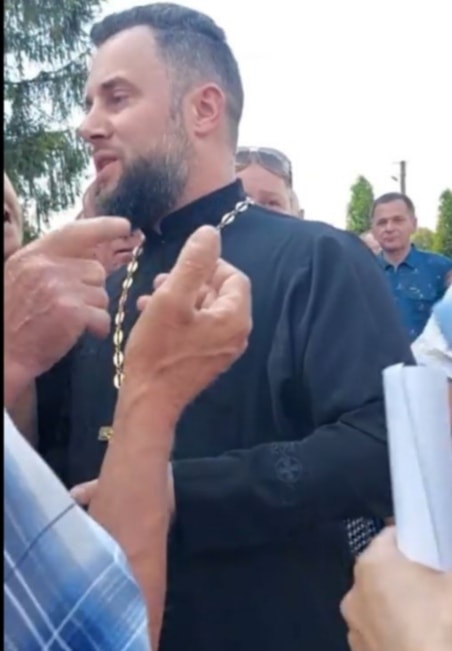 Прибічники РПЦ в Україні (УПЦ типу не МП) навезли тітушок у Ленківці, щоб зірвати перехід релігійної громади до ПЦУ