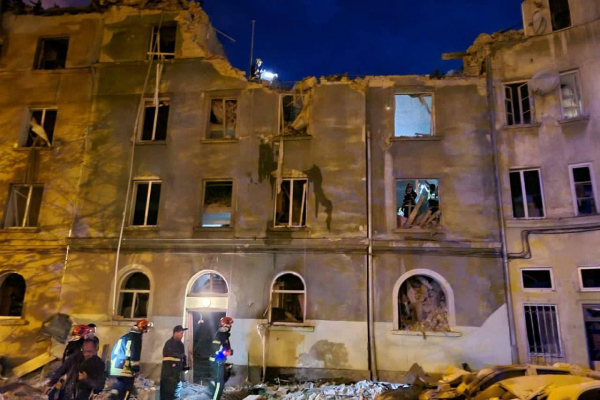 Наймасштабніша атака росіян на Львів: ворожа ракета влучила у багатоповерхівку, загинули люди 