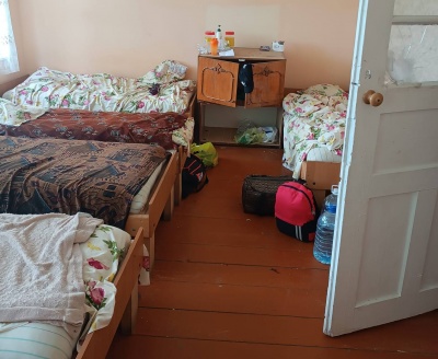 За майже 9000 грн з бюджету на кожну дитину порвані матраци та 'совкова' тумбочка на десятьох: на Буковині скаржаться на умови у дитячому таборі