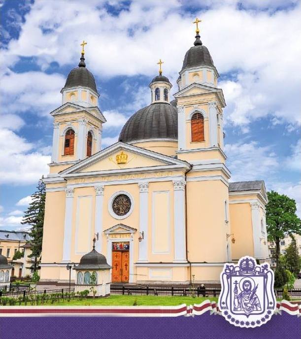 У Чернівцях в неділю біля кафедрального собору УПЦ (типу не МП) роздавали минулорічну картоплю