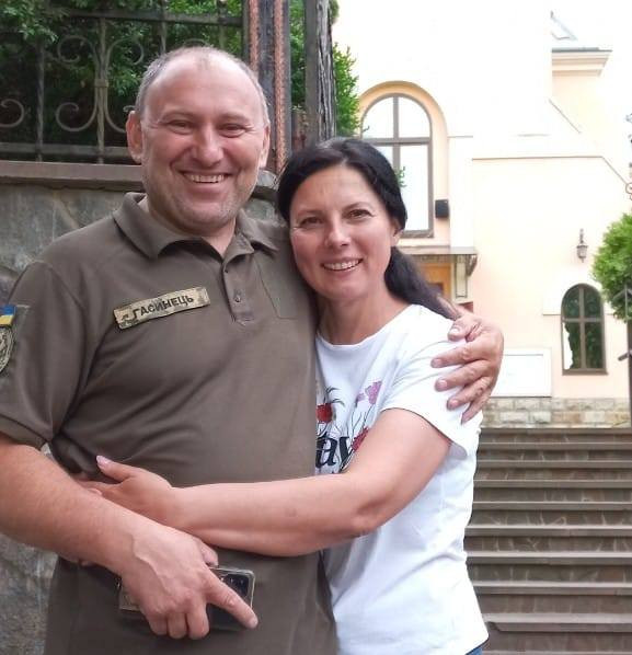 'Люба, щира, лагідна, розумна і праведна моя Оксана': у капелана й волонтера з Чернівців Василя Гасинця померла дружина