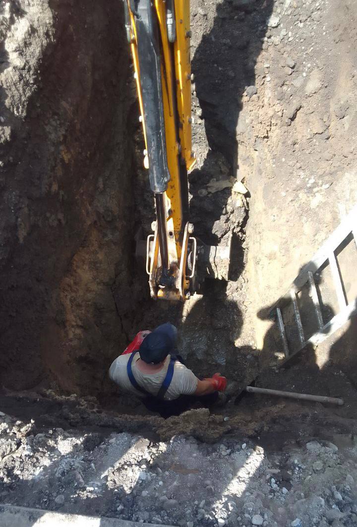 На Щербанюка замінили 7 метрів каналізаційного трубопроводу на глибині понад 4 метри