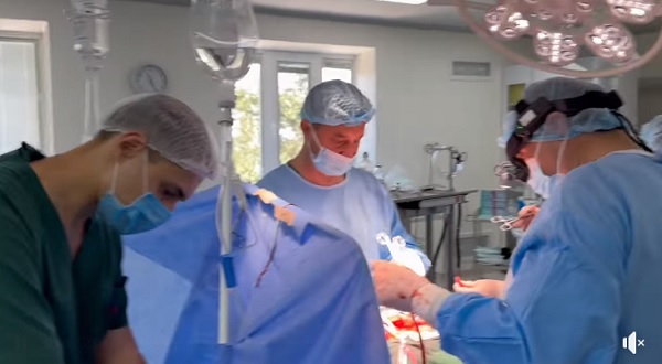 У клініці Святого Луки у Банченах київські та чернівецькі лікарі виконали першу операцію на відкритому серці