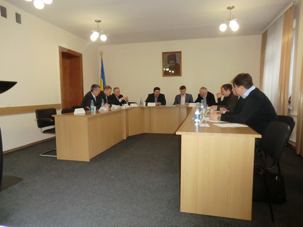 Громіздкий адмінапарат, утримання якого у 4 рази перевищує нормативні показники, майже двісті депутатів, дублювання функцій, заполітизованість, - місцеве самоврядування по-чернівецьки