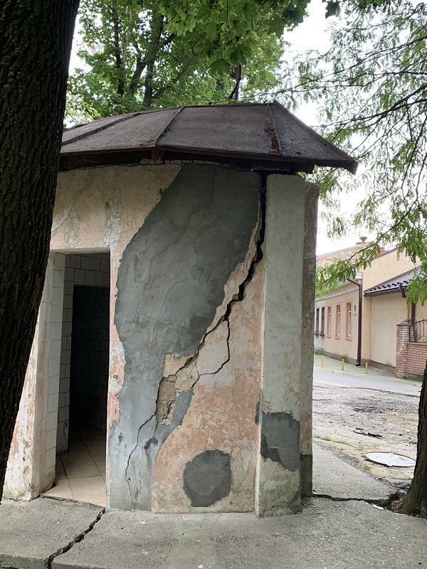 Біля парку Федьковича валиться туалет  