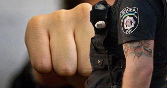 На Буковині звільнено патрульного поліцейського, який закував у кайданки чоловіка, котрий не чинив опору