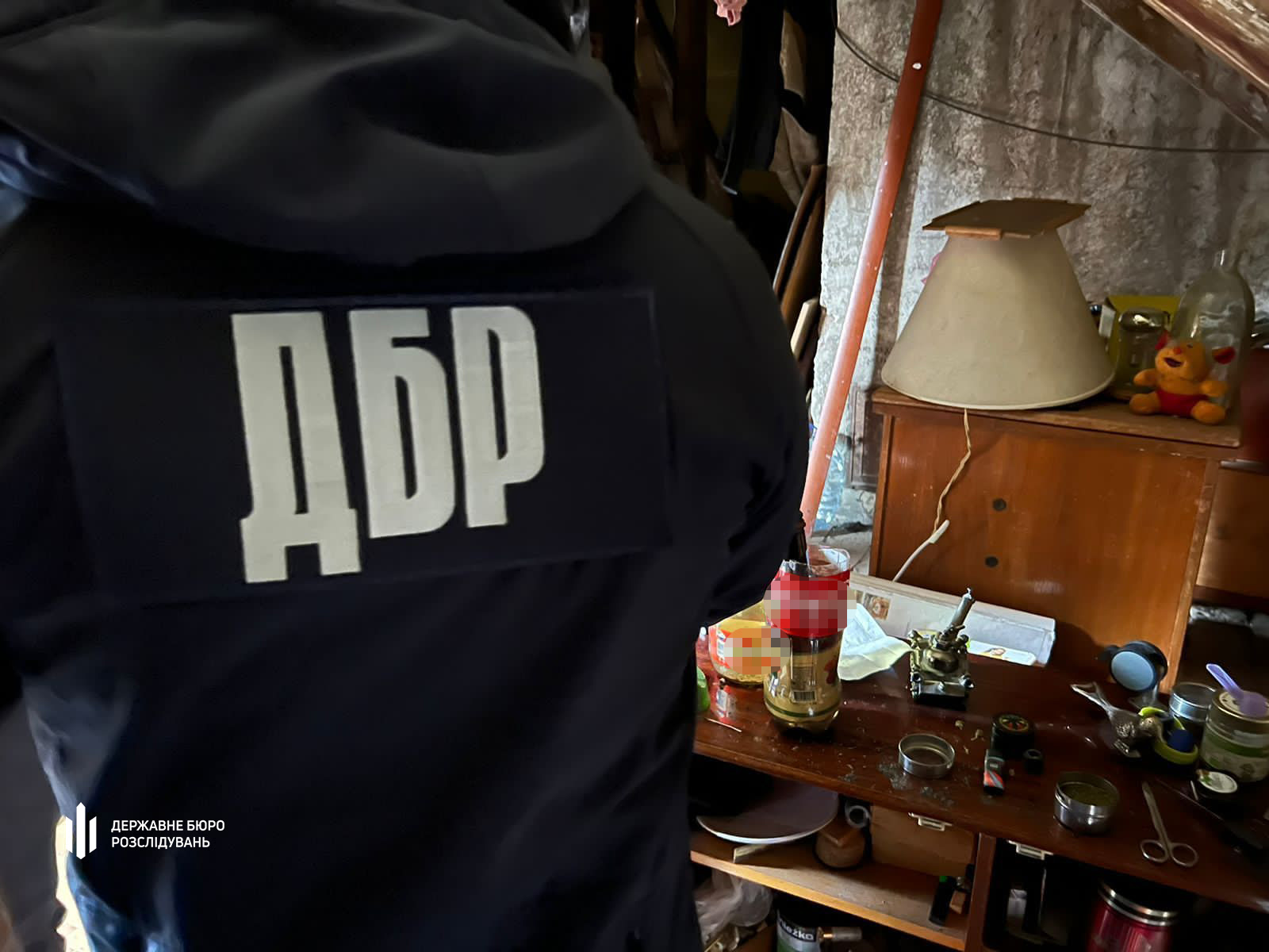 Правоохоронець з Буковини, який зі спільниками забезпечував діяльність двох нарколабораторій, проведе 4 роки  за ґратами 