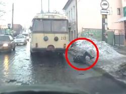 У Чернівцях п'яний пішохід ледь не позбувся голови (ВІДЕО)