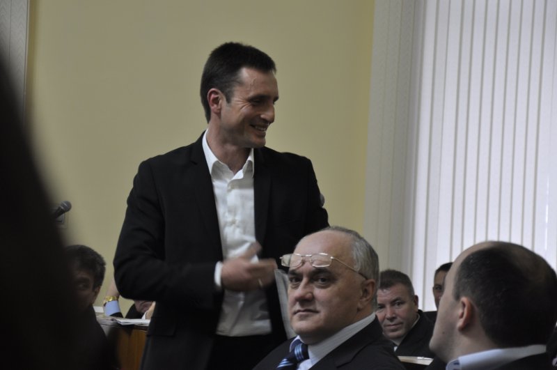 Оголошений депутатом Чернівецької обласної ради Андрій Білогорка не одразу знайшов собі місце у сесійній залі