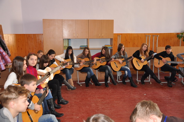 Музика сильніша за морози: у Чернівцях стартував Міжнародний музичний табір для трьохсот школярів міста (фоторепортаж)