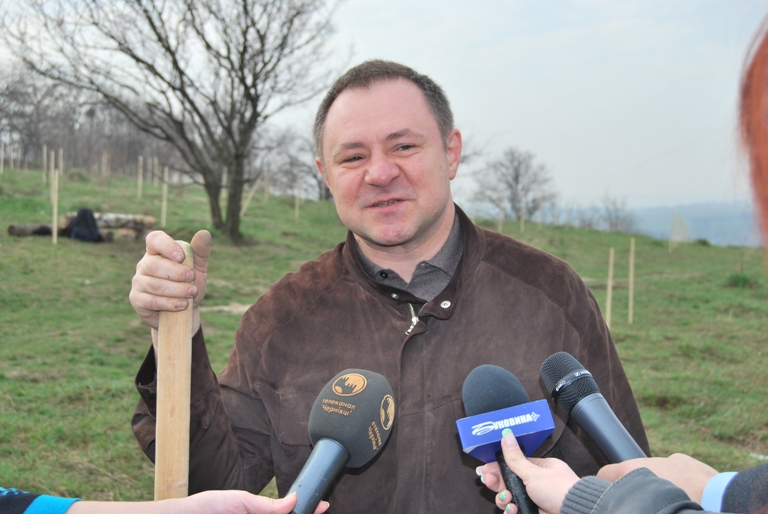 Галиць садив ялинки і ставав до фотографії з лопатою, а Михайлішин носив мішки і оглядав могилу письменниці Ольги Кобилянської