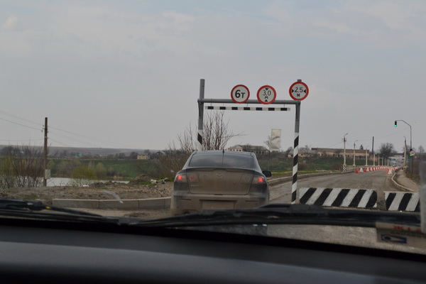 Так виглядає рух на 'переправі' Атаки-Жванець: пропускають лише ті машини, які вміщаються під габаритними воротами