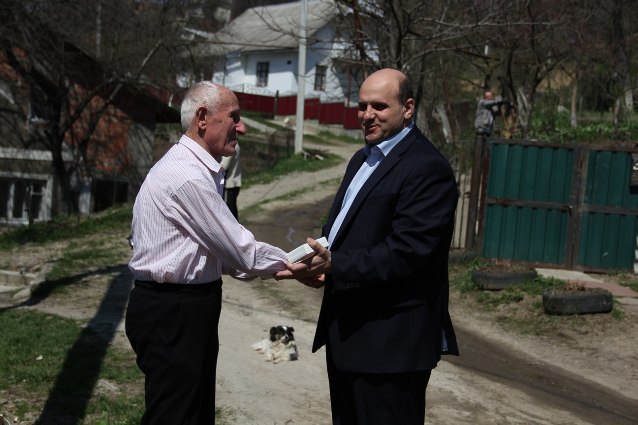 Буковинець-бджоляр, який листувався з Юлією Тимошенко, отримав медаль «Ветеран партії»