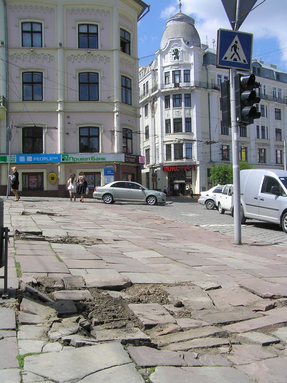 На місці викорчуваних перед ратушею дерев нічого не посадять