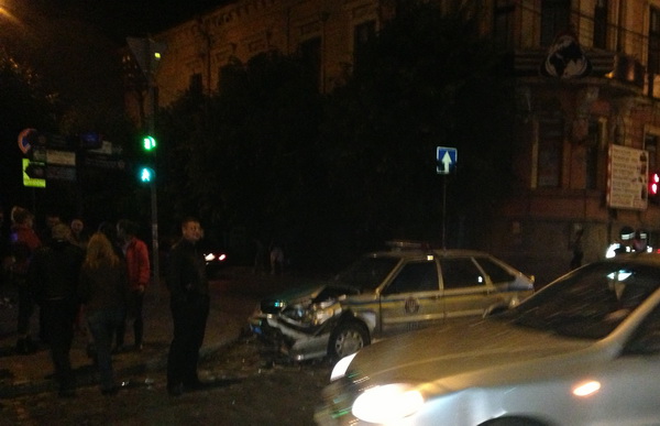 У Чернівцях міліцейська машина потрапила в ДТП