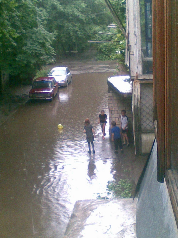Чернівці плачуть: під час зливи 25 травня  потоки води з вул. Б.Хмельницького перетворили вул. Гагаріна на річку (+відео)