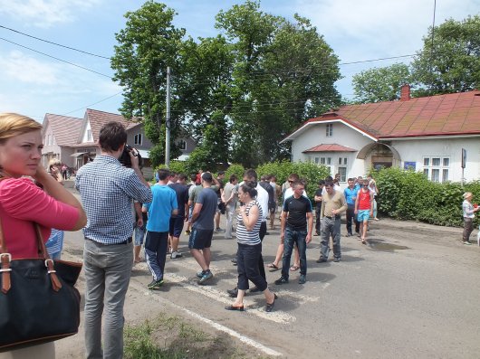 Керівництво Кіцманщини і області від Партії регіонів нарешті вийшло з комфортних кабінетів до людей, які перекрили трасу