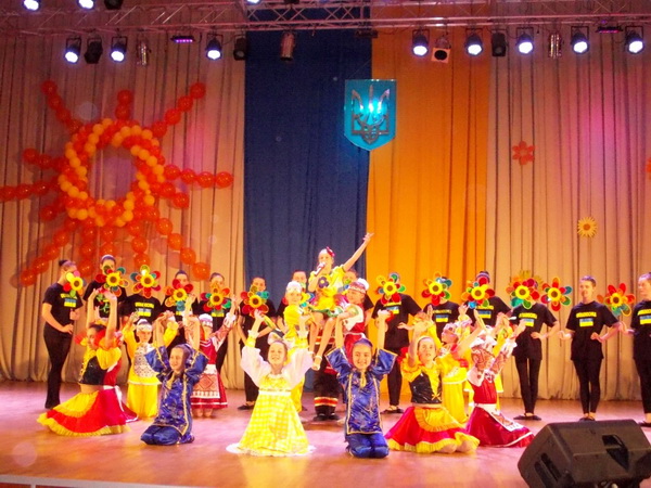 Буковинські силовики - міліціонери та співробітники регіонального УСБУ - привітали дітлахів зі святом (фоторепортаж)