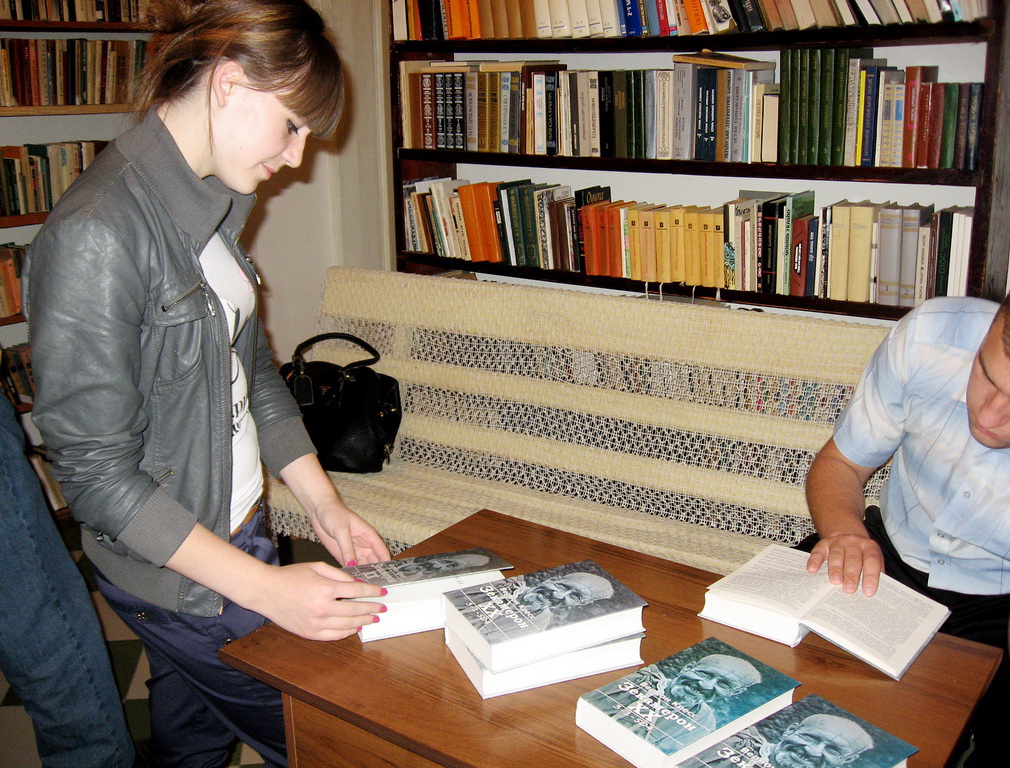 «Про те, як люди в таборах виживали і зберігали гідність»: примірники 'Зекамерона' поповнили бібліотеки Юрія Луценка та Віталія Жежери (нічний BukNews)