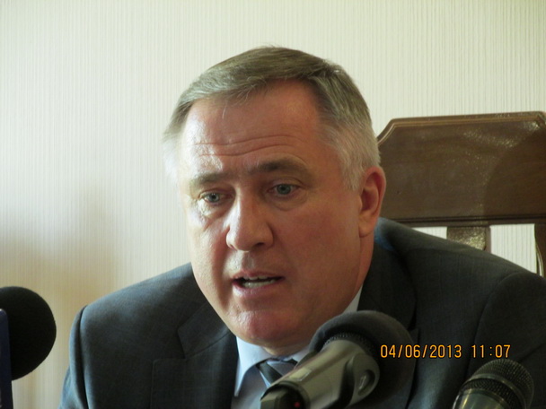 Прокурор Коваль не знає, чому центр економить на чернівецьких дорогах 