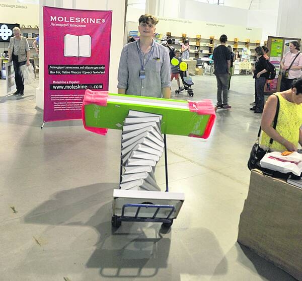 Луценко купив книжку про політв'язня