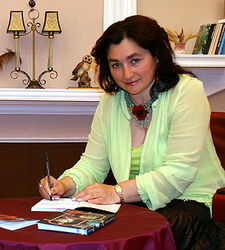 Письменниця і депутатка Марія Матіос зламала ногу?