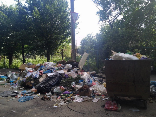 З перехрестя Червоноармійської - Каспрука сміттєва пошесть перекинулася на Міліївську