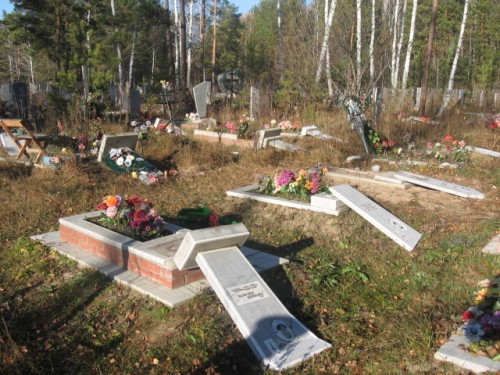 У Чернівцях через перенесення кабелів зв'язку зруйнували кілька могил