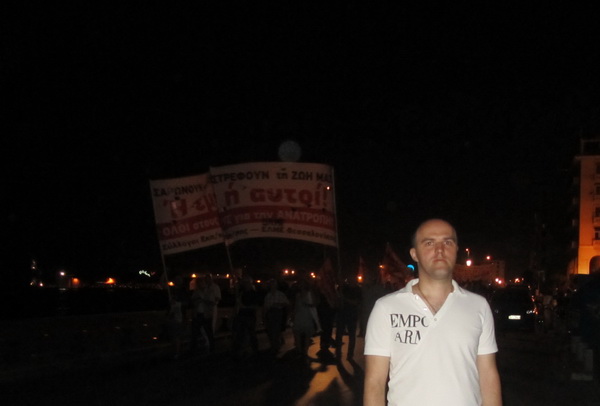 Папараці засікли, чим співаючий депутат займався під час медового місяця в Греції (відео- і фото додається!)