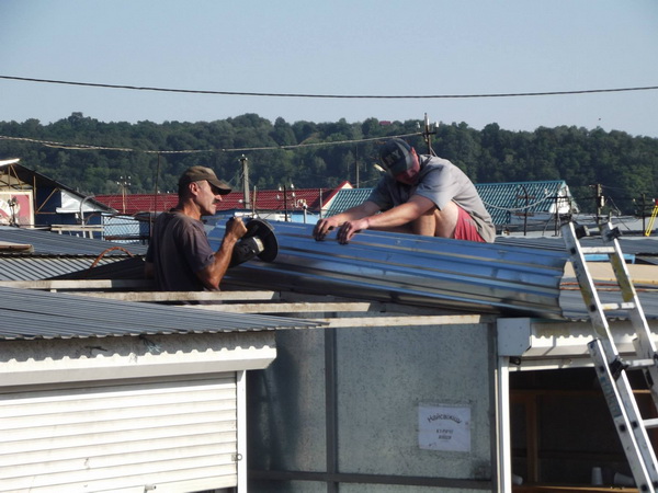 У 5-му секторі 'Калинки' демонтували скандальні торговельні прилавки з ролетами (оновлено + фоторепортаж)