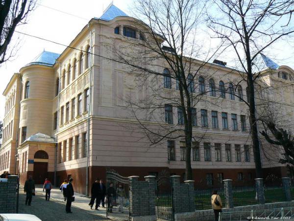 У Чернівцях може з'явитися школа імені Пауля Целана, Івана Миколайчука чи Петера Деманта