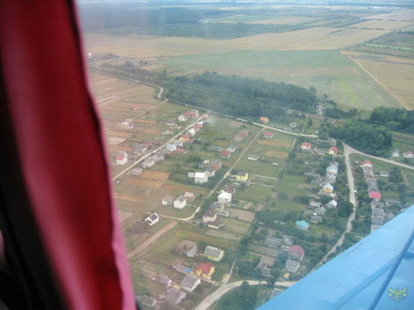Буковинці стрибнули з парашутом з нагоди незалежності України