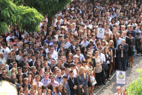 У Чернівцях студенти-першокурсники закоркували вулицю і перешкоджали рухові транспорту