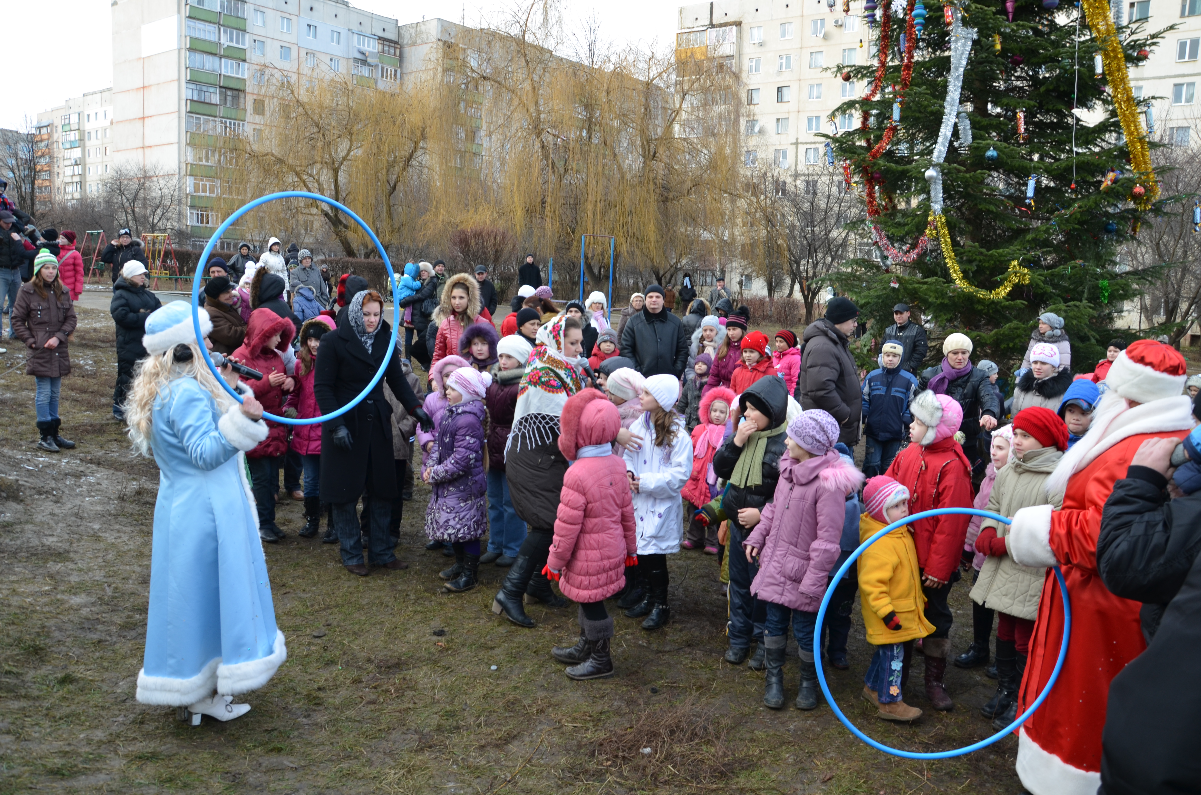 Біля ялинки на бульварі Героїв Сталінграду на дітей очікував сюрприз