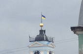 На вежі Чернівецької ратуші підняли оновлений прапор України
