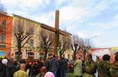У центрі Чернівців встановили хрест Небесній сотні, який стоятиме перед  вікнами ратуші до відновлення Пієти