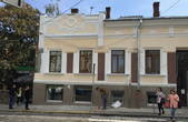 Фасад музичної школи на вул. Шевченка  спотворено до невпізнаваності