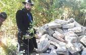 У Чернівцях на військовій базі виявили сотні єврейських надгробків, таємно вивезених наприкінці 1940-х - початку 1950-х років - фото