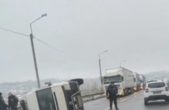 У Чернівцях через слизьку дорогу маршрутка зіткнулась із тролейбусом, а неподалік Магали перекинувся мікроавтобус - фото