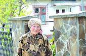 У Чернівцях 92-річна жінка перетворила вулицю у квітучу алею
