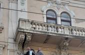 У Чернівцях демонтували аварійний кронштейн балкону будинку-корабля 