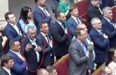 'Слуга народу' Георгій Мазурашу під час виконання гімну на засіданні Верховної Ради робив селфі (ОНОВЛЕНО)