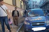 Чернівці розвалюються: на Богомольця обвалився фасад будинку і потрощив припаркований легковик. Міська влада вже традиційно умила руки