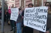 Влада Чернівців байдужа: батьки учнів міської школи з чорними пов'язками на очах вимагають зустрічі з керівництвом міста