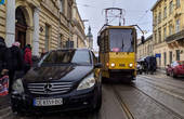 У Львові пасажири перенесли Mercedes жінки з Чернівців, яка заблокувала рух трамваїв (ФОТО, ВІДЕО)