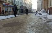Комунальники і міська влада святкують: тротуари у Чернівцях – небезпечні для життя