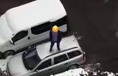 П'яний чернівчанин стрибав на даху сусідського автомобіля