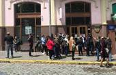 У Чернівцях заробітчани масово оформляють документи на виїзд – Бурбак