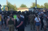 У Хотині мало не побилися мітингувальники з далекобійниками: поліція відтіснила учасників перекриття траси 
